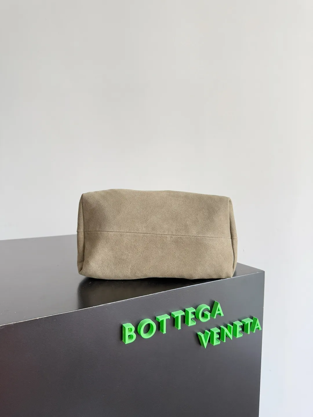 Batch 1660 BOTTEGA VENETA 2025 new product pinacoteca has super soft leather, and the weaving function, practicality and relaxed fashion sense have not been lost❤️‍🔥Amway has given sisters a must-have bag when going out. The size of the bag also accurately meets the commuting needs of urban beauties. It can accommodate mobile phones, keys, lipstick, powder, sunscreen, shopping bags...all of it! ! ! 🔥The capacity should not be underestimated~ It does not choose people, clothes, or occasions. With its majestic curved outline, exquisite woven texture, delicate edges and rounded handles, this woven vegetable basket bag truly achieves the goal of "dressing up and being fashionable without getting in the way"~ Are you interested in Jimei? Style number: 819004 Size: 24*15*12cm